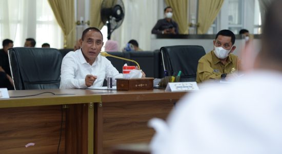 Gubernur Sumatera Utara (Sumut) Edy Rahmayadi menghadiri rapat bersama Ketua DPRD Kabupaten Padang Lawas (Palas) Irsan Bangun Harahap beserta para anggota DPRD Kabupaten Palas di Aula Tengku Rizal Nurdin Jalan Jenderal Sudirman Nomor 41 Medan, Selasa (19/4).