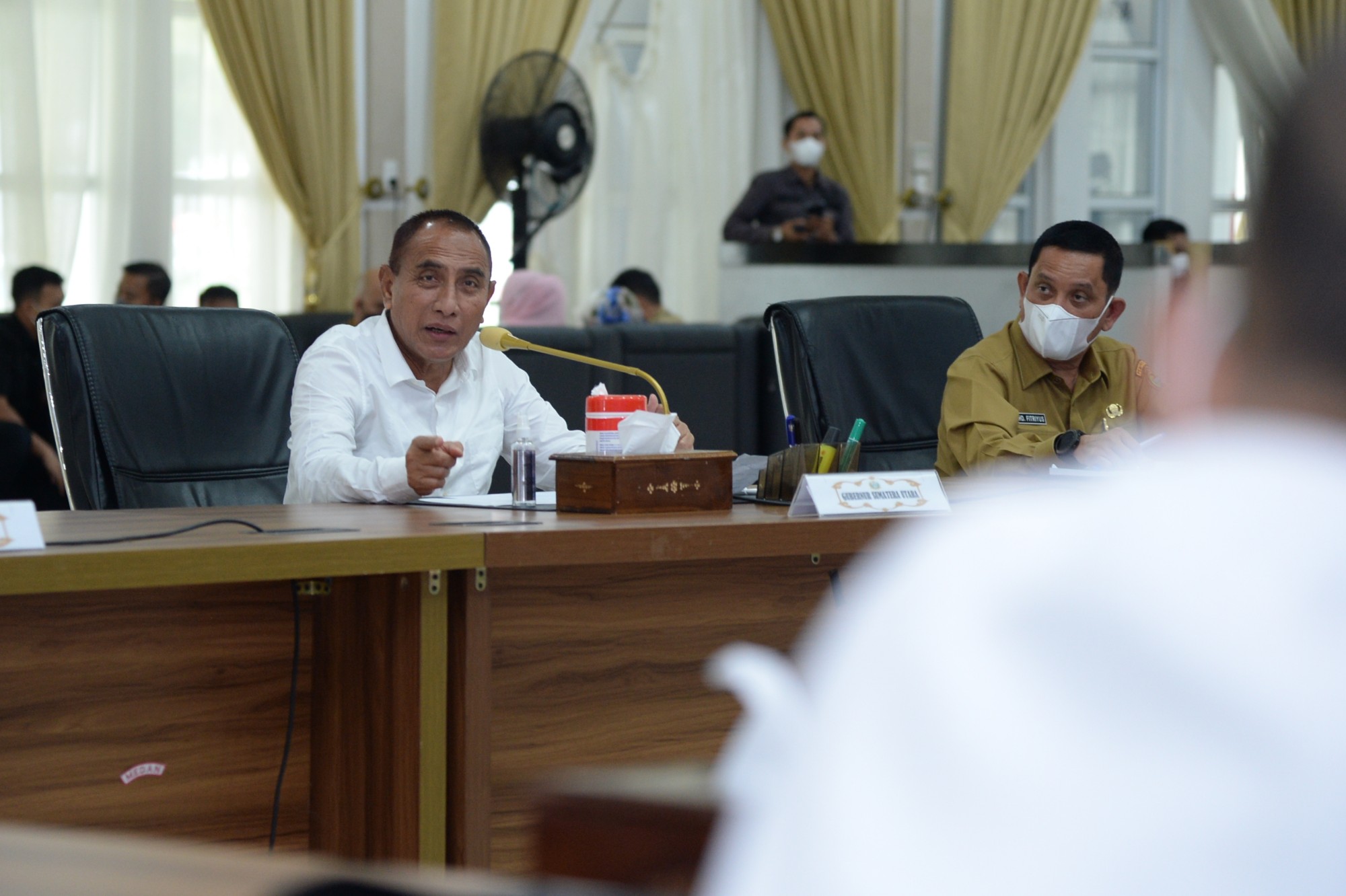 Gubernur Sumatera Utara (Sumut) Edy Rahmayadi menghadiri rapat bersama Ketua DPRD Kabupaten Padang Lawas (Palas) Irsan Bangun Harahap beserta para anggota DPRD Kabupaten Palas di Aula Tengku Rizal Nurdin Jalan Jenderal Sudirman Nomor 41 Medan, Selasa (19/4).