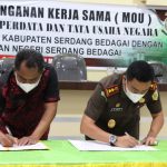 Bupati Sergai Darma Wijaya (kiri) dan Kajari Sergai bawah kepemimpinan Muhammad Amin, SH, MH, menandatangani MoU atau Kesepakatan Bersama Bidang Hukum antara Pemkab Sergai dengan Kejari.