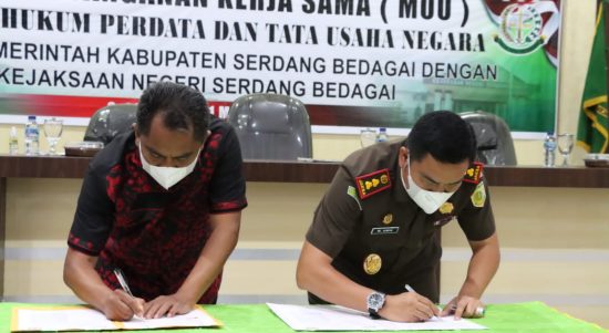Bupati Sergai Darma Wijaya (kiri) dan Kajari Sergai bawah kepemimpinan Muhammad Amin, SH, MH, menandatangani MoU atau Kesepakatan Bersama Bidang Hukum antara Pemkab Sergai dengan Kejari.