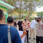 Ketua DPRD Sergai Riski Ramadhan menerima massa aksi dari Solidaritas Mahasiswa Serikat Islam Kabupaten Serdang Bedagai, di gedung DPRD setempat, Jumat (1/4/2022).
