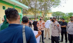 Ketua DPRD Sergai Riski Ramadhan menerima massa aksi dari Solidaritas Mahasiswa Serikat Islam Kabupaten Serdang Bedagai, di gedung DPRD setempat, Jumat (1/4/2022).