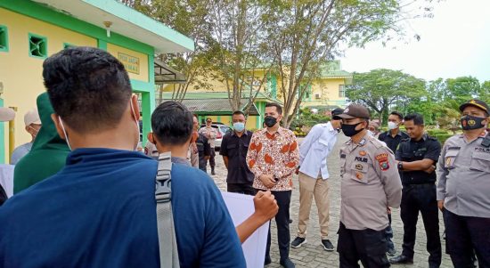 Ketua DPRD Sergai Riski Ramadhan menerima massa aksi dari Solidaritas Mahasiswa Serikat Islam Kabupaten Serdang Bedagai, di gedung DPRD setempat, Jumat (1/4/2022).