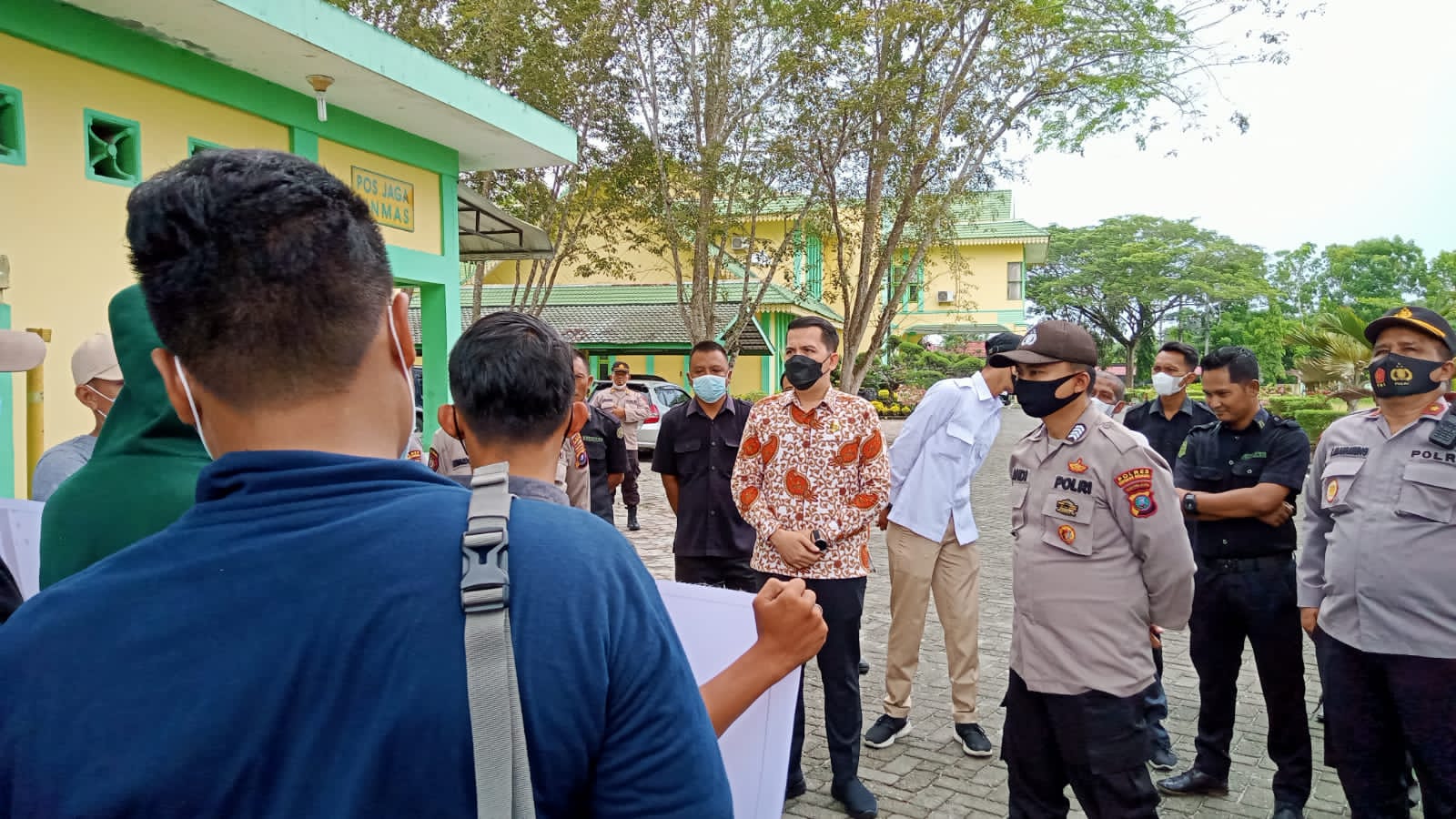 Ketua DPRD Sergai Riski Ramadhan menerima massa aksi dari Solidaritas Mahasiswa Serikat Islam Kabupaten Serdang Bedagai, di gedung DPRD setempat, Jumat (1/4/2022).