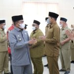 Bupati Sergai Darma Wijaya memberikan ucapan selamat kepada sejumlah Pejabat Administrator dan Pengawas yang dilantik.
