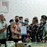 Ketua DPRD Sergai Riski Ramadhan (kiri) menerima pernyataan sikap Dewan Pengurus Daerah Satuan Tugas (DPD Satgas) Inti Mahasakti Karya Ikatan Pemuda Karya.