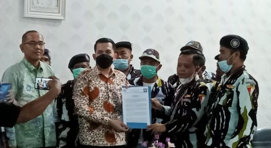 Ketua DPRD Sergai Riski Ramadhan (kiri) menerima pernyataan sikap Dewan Pengurus Daerah Satuan Tugas (DPD Satgas) Inti Mahasakti Karya Ikatan Pemuda Karya.