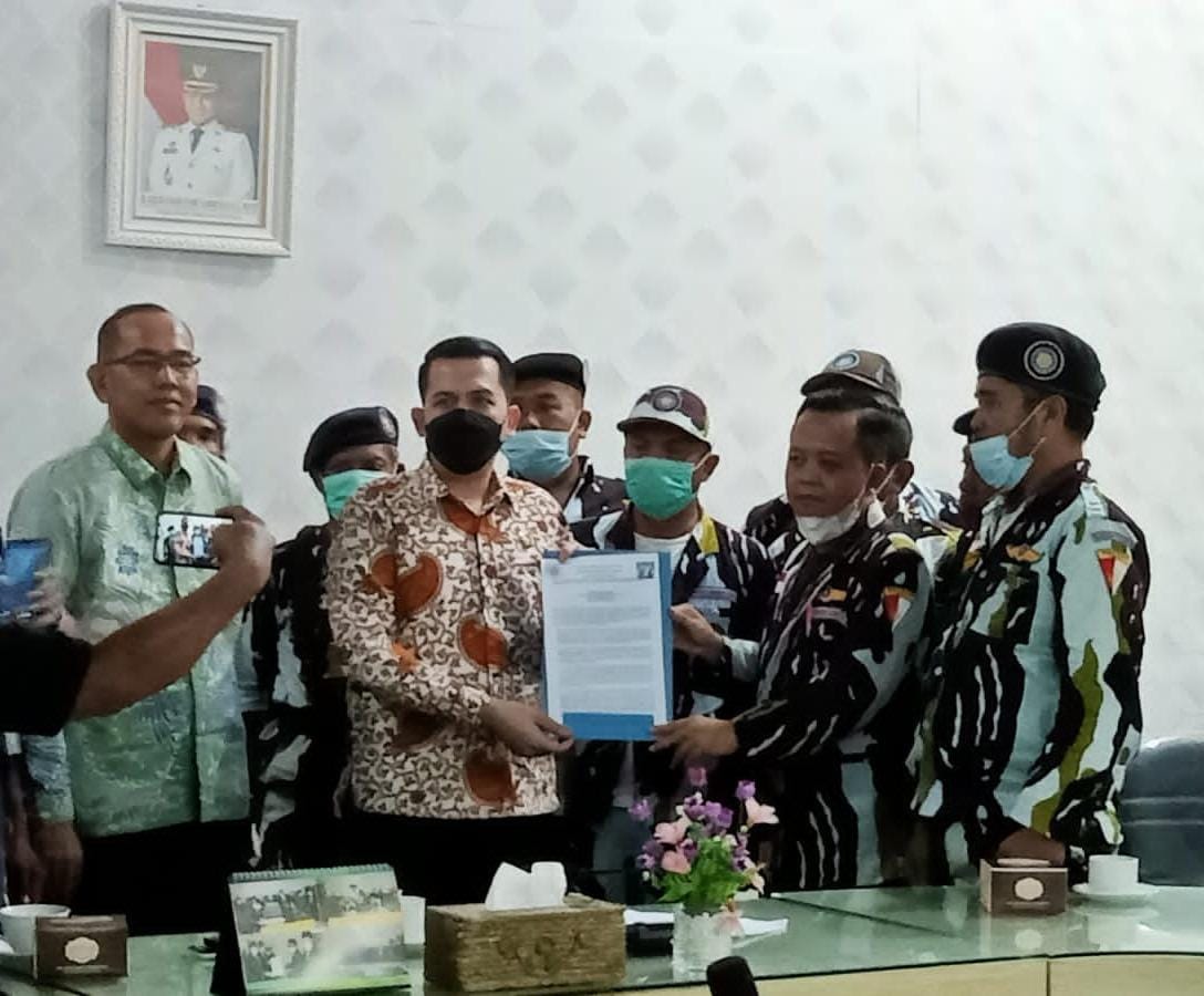 Ketua DPRD Sergai Riski Ramadhan (kiri) menerima pernyataan sikap Dewan Pengurus Daerah Satuan Tugas (DPD Satgas) Inti Mahasakti Karya Ikatan Pemuda Karya.