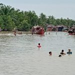 Ratusan warga Dusun I Desa Nagur turut membantu mencari korban yang tenggelam di Sungai Bedagai.