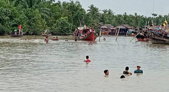 Ratusan warga Dusun I Desa Nagur turut membantu mencari korban yang tenggelam di Sungai Bedagai.