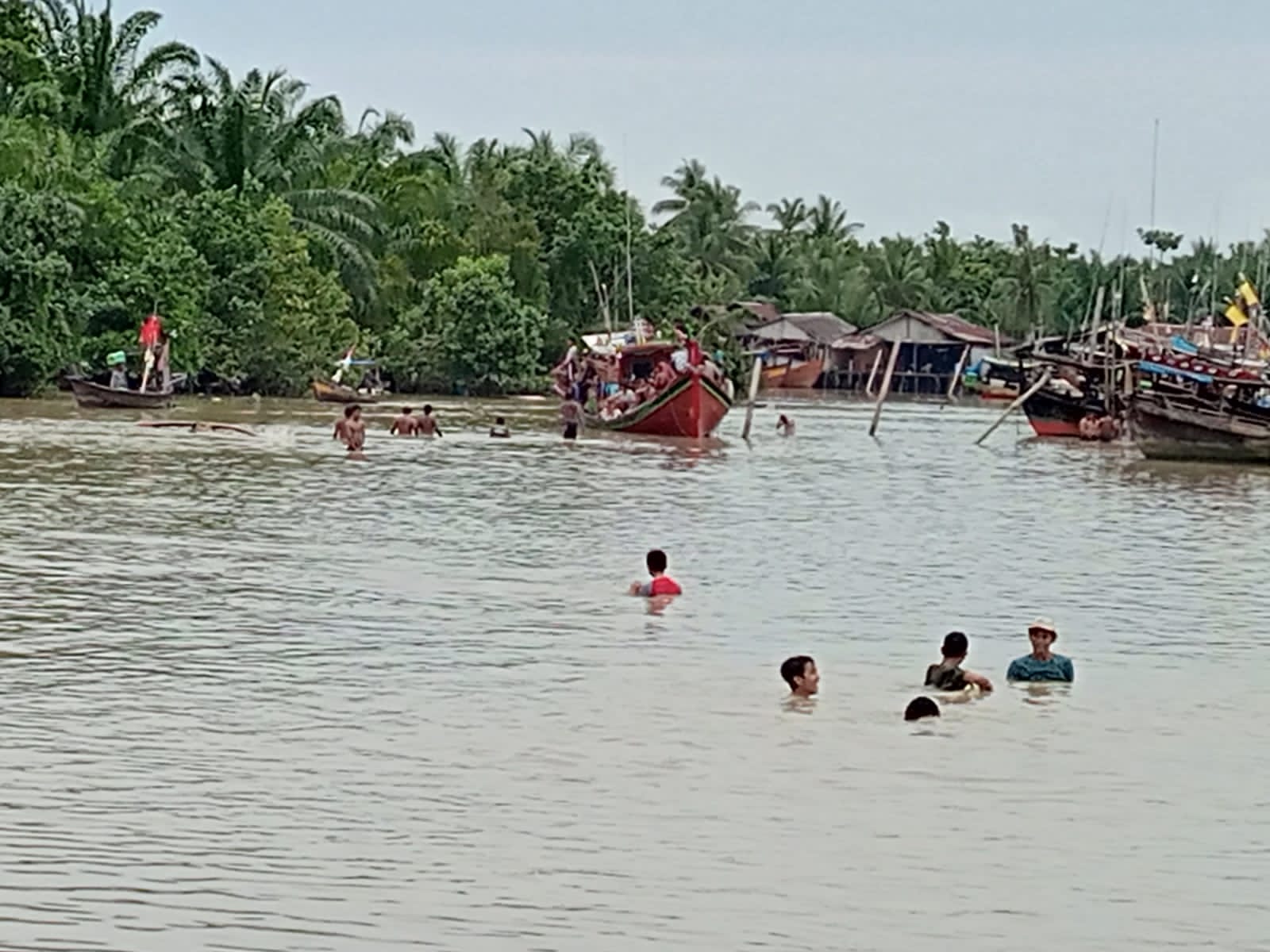 Ratusan warga Dusun I Desa Nagur turut membantu mencari korban yang tenggelam di Sungai Bedagai.
