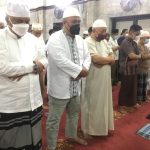 Fungsionaris Badan Kemakmuran Masjid (BKM) Agung Medan antara lain H Mahmuzar Darma yang akrab disapa Totok (kiri), H Sofyan Yahya dan Zulrizal bersama ratusan jamaah Shalat Tarawih malam pertama Ramadhan 1443 H di Masjid Agung Medan