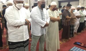 Fungsionaris Badan Kemakmuran Masjid (BKM) Agung Medan antara lain H Mahmuzar Darma yang akrab disapa Totok (kiri), H Sofyan Yahya dan Zulrizal bersama ratusan jamaah Shalat Tarawih malam pertama Ramadhan 1443 H di Masjid Agung Medan