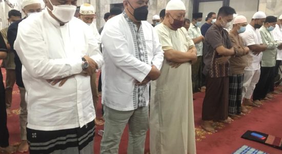 Fungsionaris Badan Kemakmuran Masjid (BKM) Agung Medan antara lain H Mahmuzar Darma yang akrab disapa Totok (kiri), H Sofyan Yahya dan Zulrizal bersama ratusan jamaah Shalat Tarawih malam pertama Ramadhan 1443 H di Masjid Agung Medan