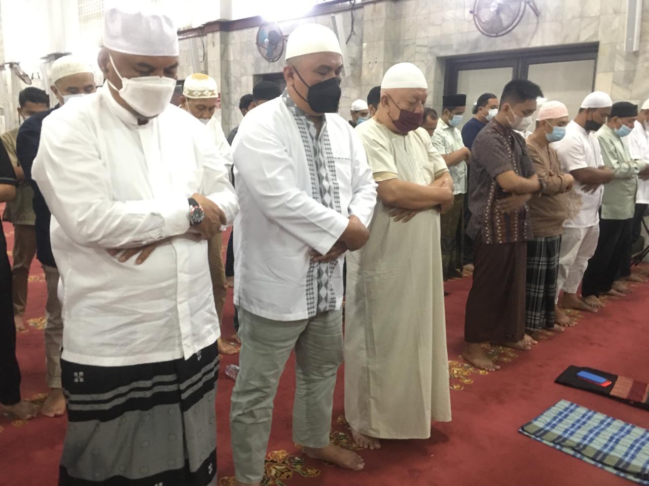 Fungsionaris Badan Kemakmuran Masjid (BKM) Agung Medan antara lain H Mahmuzar Darma yang akrab disapa Totok (kiri), H Sofyan Yahya dan Zulrizal bersama ratusan jamaah Shalat Tarawih malam pertama Ramadhan 1443 H di Masjid Agung Medan