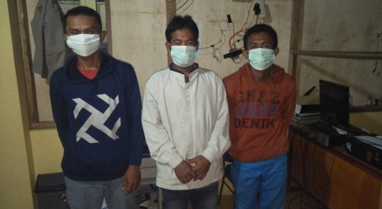 Ketiga pelaku pencuri 27 plat aluminium di PT Bandar Sumatera diamankan di Mapolsek Kotarih.