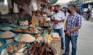Anggota Polsek Perbaungan melakukan pengecekkan atas ketersediaan sembako serta mengecek harga sembako di grosir,kios-kios dan pedagang lainnya di Simpang Tiga Pekan