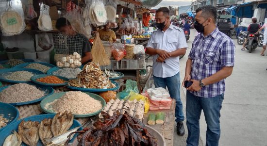 Anggota Polsek Perbaungan melakukan pengecekkan atas ketersediaan sembako serta mengecek harga sembako di grosir,kios-kios dan pedagang lainnya di Simpang Tiga Pekan