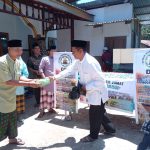 Pembagian nasi kotak PD DMI Kota Padangsidimpuan dengan suasana penuh keakraban. Nampak Sekreraris Hajairin Pane (baju putih) saat membagikan nasi kotak.