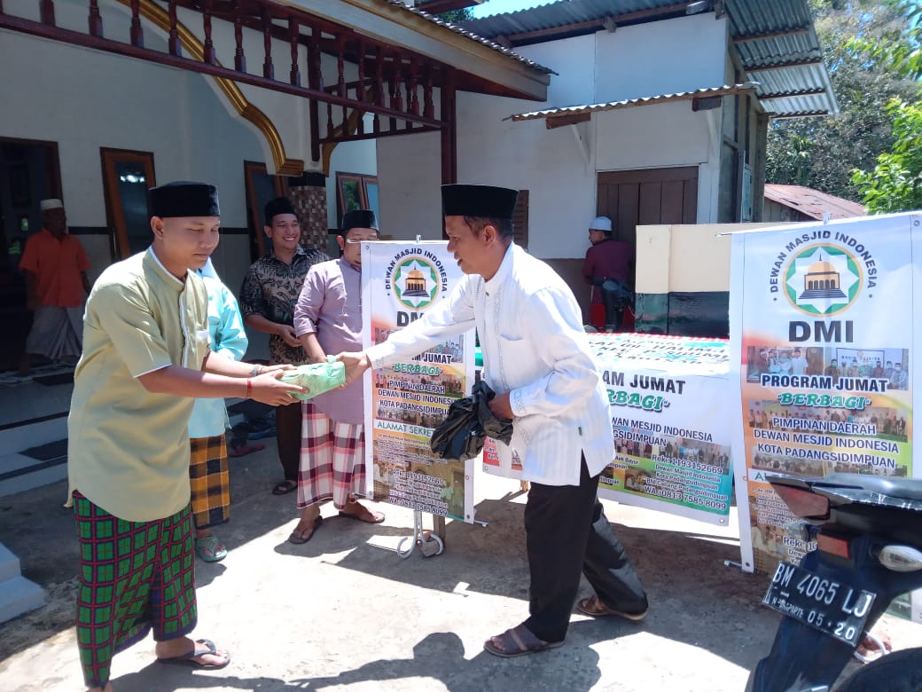 Pembagian nasi kotak PD DMI Kota Padangsidimpuan dengan suasana penuh keakraban. Nampak Sekreraris Hajairin Pane (baju putih) saat membagikan nasi kotak.