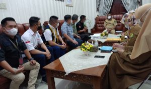 Bupati Sergai H. Darma Wijaya menerima audiensi Yayasan Istana Harta Lima Penjuru (YIHLP), di ruang kerjanya, Kompleks Kantor Bupati Sergai, Sei Rampah, Selasa (5/4/2022).