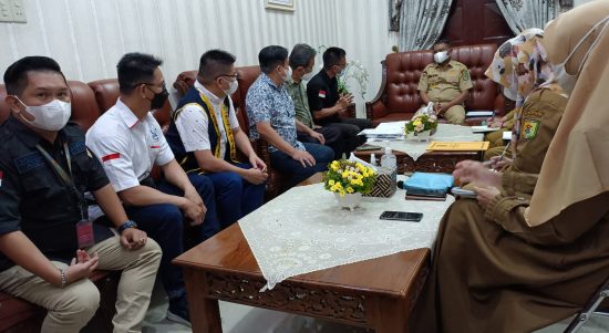 Bupati Sergai H. Darma Wijaya menerima audiensi Yayasan Istana Harta Lima Penjuru (YIHLP), di ruang kerjanya, Kompleks Kantor Bupati Sergai, Sei Rampah, Selasa (5/4/2022).