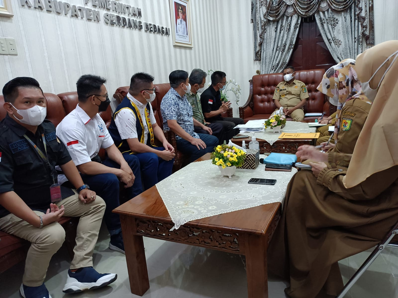Bupati Sergai H. Darma Wijaya menerima audiensi Yayasan Istana Harta Lima Penjuru (YIHLP), di ruang kerjanya, Kompleks Kantor Bupati Sergai, Sei Rampah, Selasa (5/4/2022).