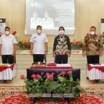 Wabup Sergai H. Adlin Umar Yusri Tambunan (tengah depan) menerima kunjungan Tim Komisi Pemberantasan Korupsi (KPK) dalam rangka monitoring dan evaluasi Aksi Pencegahan Korupsi Terintegrasi.