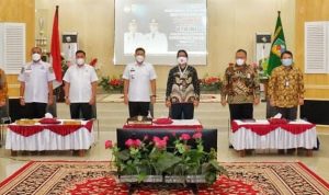 Wabup Sergai H. Adlin Umar Yusri Tambunan (tengah depan) menerima kunjungan Tim Komisi Pemberantasan Korupsi (KPK) dalam rangka monitoring dan evaluasi Aksi Pencegahan Korupsi Terintegrasi.