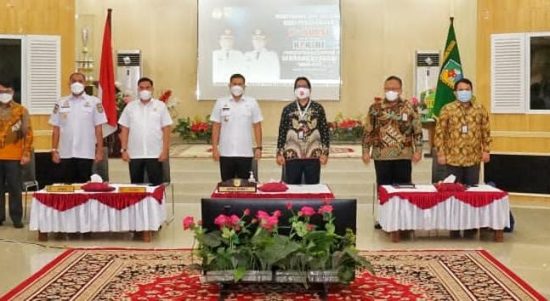 Wabup Sergai H. Adlin Umar Yusri Tambunan (tengah depan) menerima kunjungan Tim Komisi Pemberantasan Korupsi (KPK) dalam rangka monitoring dan evaluasi Aksi Pencegahan Korupsi Terintegrasi.