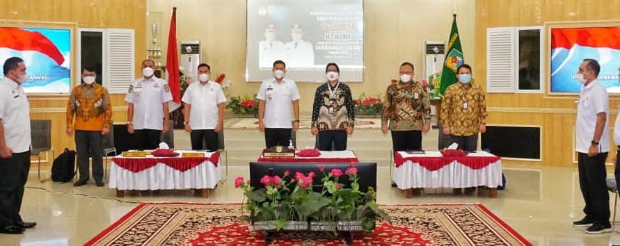 Wabup Sergai H. Adlin Umar Yusri Tambunan (tengah depan) menerima kunjungan Tim Komisi Pemberantasan Korupsi (KPK) dalam rangka monitoring dan evaluasi Aksi Pencegahan Korupsi Terintegrasi.