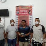 NN (dua dari kanan) pelaku juru tulis Togel diamankan di Mapolres Sergai.