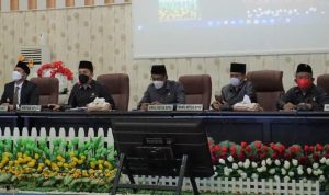 Ketua Sergai, dr. M. Riski Ramadhan Hasibuan (dua dari kiri) memimpin rapat paripurna DPRD Sergai bertempat Ruang Rapat Paripurna DPRD di Sei Rampah, Rabu (6/4/2022) sore.