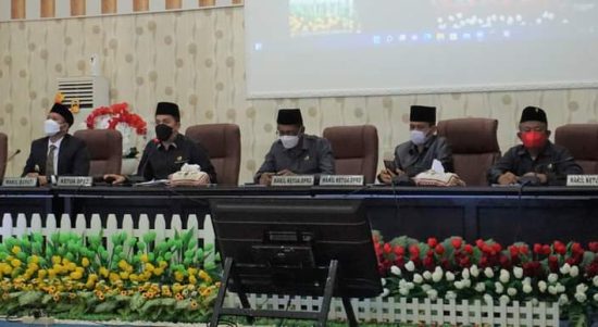 Ketua Sergai, dr. M. Riski Ramadhan Hasibuan (dua dari kiri) memimpin rapat paripurna DPRD Sergai bertempat Ruang Rapat Paripurna DPRD di Sei Rampah, Rabu (6/4/2022) sore.
