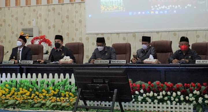 Ketua Sergai, dr. M. Riski Ramadhan Hasibuan (dua dari kiri) memimpin rapat paripurna DPRD Sergai bertempat Ruang Rapat Paripurna DPRD di Sei Rampah, Rabu (6/4/2022) sore.