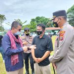 Anggota Komisi III DPR RI, Hinca Panjaitan ketika berdialog dengan Kapolres Madina, AKBP HM Reza CAS, SIK, MH didampingi Kasatreskrim, AKP, Edi Sukamto, Lapangan Terbang Kompi Mangga Dua, Kamis (07/04/2022). (TIM)