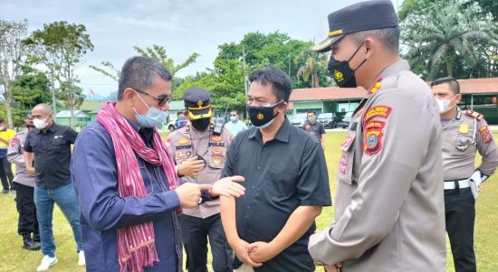 Anggota Komisi III DPR RI, Hinca Panjaitan ketika berdialog dengan Kapolres Madina, AKBP HM Reza CAS, SIK, MH didampingi Kasatreskrim, AKP, Edi Sukamto, Lapangan Terbang Kompi Mangga Dua, Kamis (07/04/2022). (TIM)