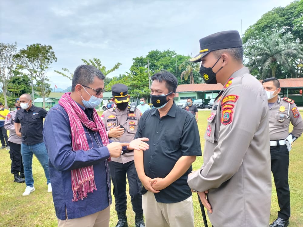 Anggota Komisi III DPR RI, Hinca Panjaitan ketika berdialog dengan Kapolres Madina, AKBP HM Reza CAS, SIK, MH didampingi Kasatreskrim, AKP, Edi Sukamto, Lapangan Terbang Kompi Mangga Dua, Kamis (07/04/2022). (TIM)