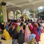 Sekda Palas, Arpan Nasution.S.Sos didampingi Camat Barumun, Fauzan Daulay dan Ketua Baznas Palas, Drs. H. Abdul Haris menyerahkan bantuan penyaluran zakat kepada mustahik warga miskin dan kurang mampu di kecamatan Barumun.
