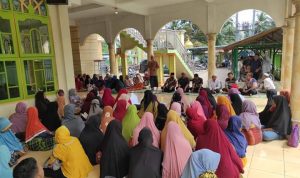 Sekda Palas, Arpan Nasution.S.Sos didampingi Camat Barumun, Fauzan Daulay dan Ketua Baznas Palas, Drs. H. Abdul Haris menyerahkan bantuan penyaluran zakat kepada mustahik warga miskin dan kurang mampu di kecamatan Barumun.