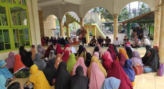 Sekda Palas, Arpan Nasution.S.Sos didampingi Camat Barumun, Fauzan Daulay dan Ketua Baznas Palas, Drs. H. Abdul Haris menyerahkan bantuan penyaluran zakat kepada mustahik warga miskin dan kurang mampu di kecamatan Barumun.