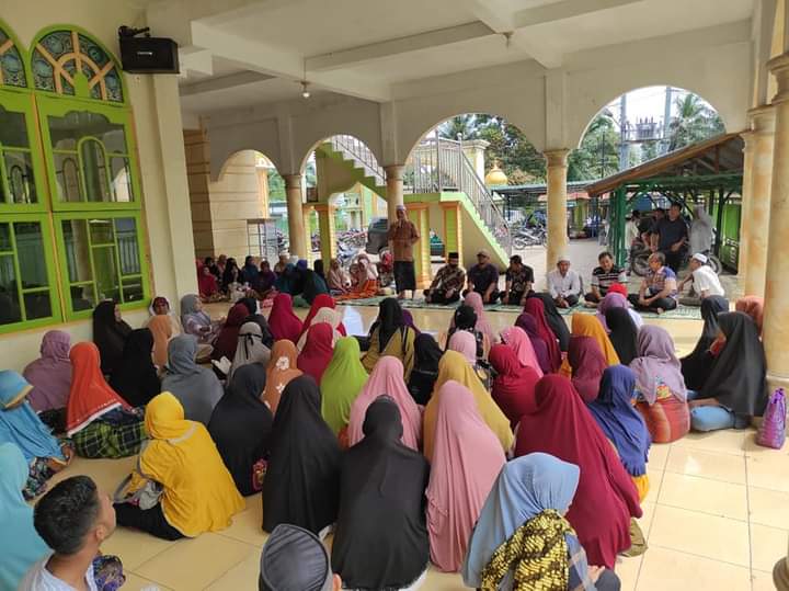 Sekda Palas, Arpan Nasution.S.Sos didampingi Camat Barumun, Fauzan Daulay dan Ketua Baznas Palas, Drs. H. Abdul Haris menyerahkan bantuan penyaluran zakat kepada mustahik warga miskin dan kurang mampu di kecamatan Barumun.