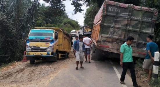 Badan Jalinsum yang ambruk mengakibatkan antrian panjang.