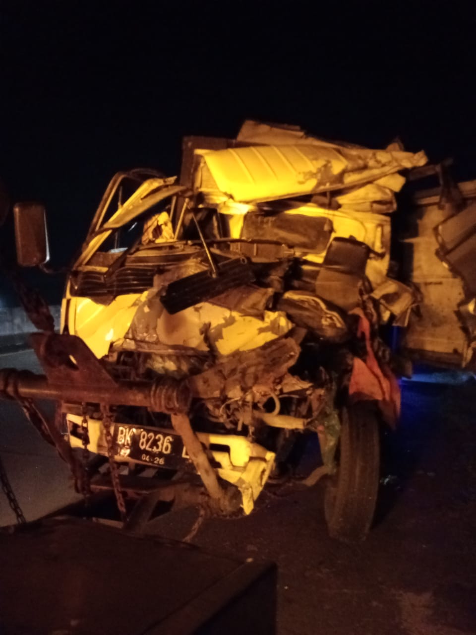 Kondisi truk Coltdiesel mengalami ringsek dibagian depan akibat Laka lantas usai ditabrak sebuah truk tronton yang meninggalkan lokasi kejadian.