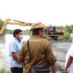 Bupati Sergai Darma Wijaya (kanan) hadir dalam kegiatan ground breaking normalisasi Sungai Belutu, di Kampung Manggis Desa Mangga Dua Kecamatan Tanjung Beringin, Sabtu (9/4/2022).
