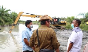 Bupati Sergai Darma Wijaya (kanan) hadir dalam kegiatan ground breaking normalisasi Sungai Belutu, di Kampung Manggis Desa Mangga Dua Kecamatan Tanjung Beringin, Sabtu (9/4/2022).