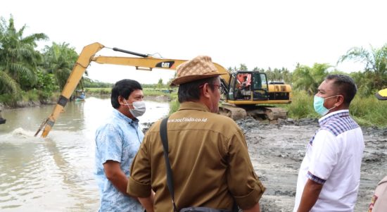 Bupati Sergai Darma Wijaya (kanan) hadir dalam kegiatan ground breaking normalisasi Sungai Belutu, di Kampung Manggis Desa Mangga Dua Kecamatan Tanjung Beringin, Sabtu (9/4/2022).