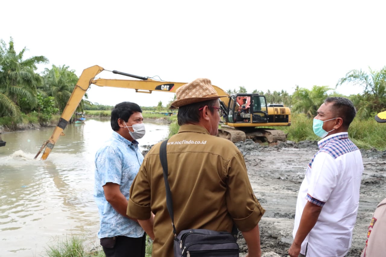 Bupati Sergai Darma Wijaya (kanan) hadir dalam kegiatan ground breaking normalisasi Sungai Belutu, di Kampung Manggis Desa Mangga Dua Kecamatan Tanjung Beringin, Sabtu (9/4/2022).