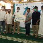 Bendahara Yayasan Masjid Al Jihad Medan Teuku Syahputra menerima bantuan dari manajemen BSI RO2 Medan untuk kegiatan Ramadan, Minggu (10/4) dalam tabligh akbar di masjid tersebut