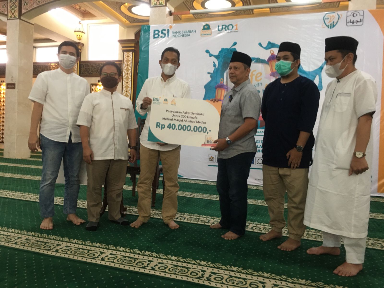 Bendahara Yayasan Masjid Al Jihad Medan Teuku Syahputra menerima bantuan dari manajemen BSI RO2 Medan untuk kegiatan Ramadan, Minggu (10/4) dalam tabligh akbar di masjid tersebut